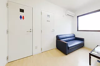 内視鏡検査の方専用のトイレ・更衣室付き待機室もあります
